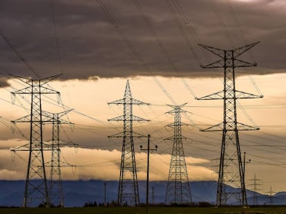 Torres de transmisión eléctrica en Figueres (Girona) que forman parte de la red de interconexión con Francia.