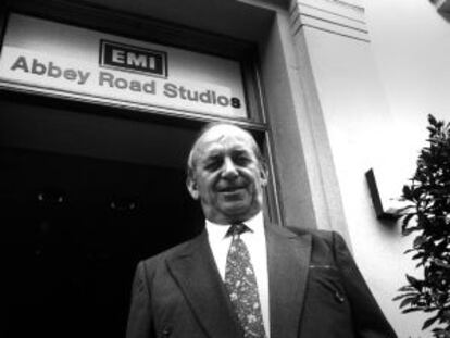 Rogelio Groba na porta dos estudios Abbey Road de Londres.