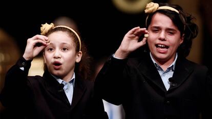 Aya Ben Hamdouch y Carla García Villanueva cantan el Gordo de Navidad.