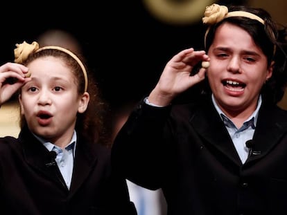 Aya Ben Hamdouch y Carla García Villanueva cantan el Gordo de Navidad.