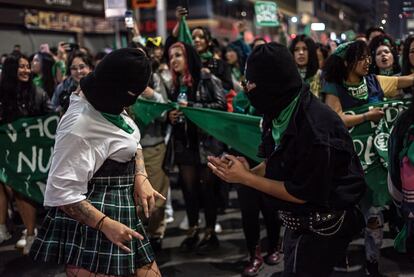 Dos manifestantes bailan durante el avance de la marcha, en la que se pudo sentir un ambiente festivo.