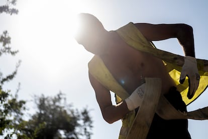 Un obrero de la construcción trabaja a pleno sol bajo un intenso calor, este lunes en Ourense.