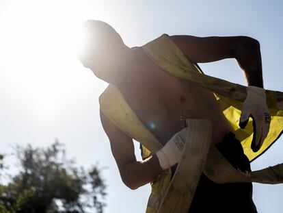 Un obrero de la construcción trabaja a pleno sol bajo un intenso calor, este lunes en Ourense.