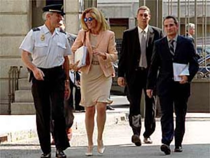 Pilar Valiente, a su llegada ayer al Congreso para explicar su actuación en el <i>caso Gescartera</i>.
