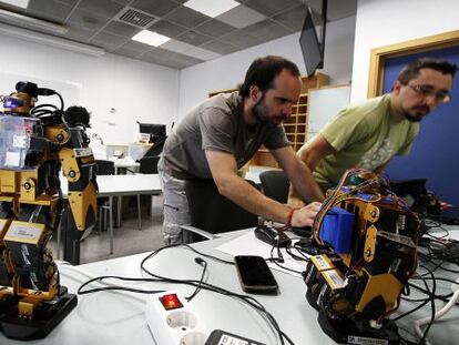 El robot Rob Zombie y sus programadores, Carlos y Arturo. 