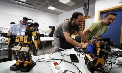 El robot Rob Zombie y sus programadores, Carlos y Arturo. 