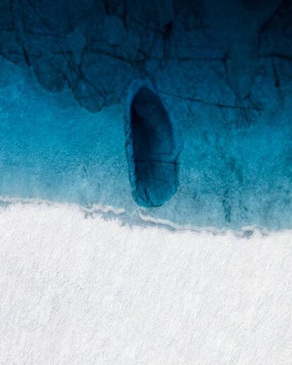 A água derretida flui através dos moinhos glaciais.