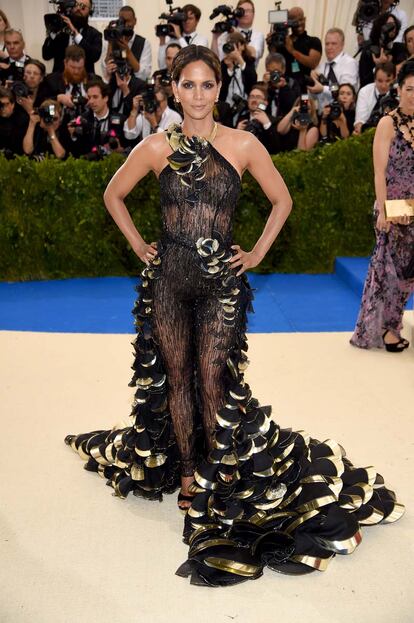 Halle Berry, de Atelier Versace.