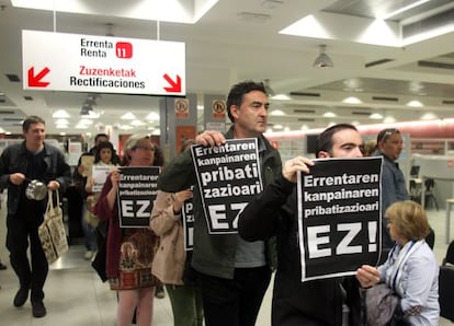 Protesta de un grupo de funcionarios de Hacienda, en Bilbao.