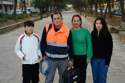 Fabián Leal y su familia este sábado en Paiporta.