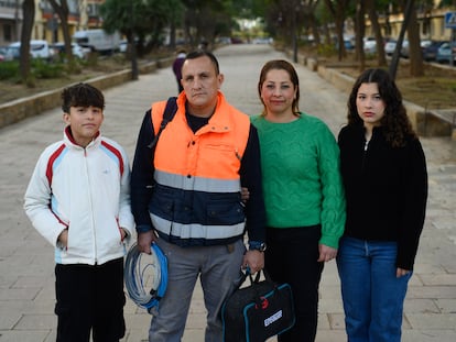 Fabián Leal y su familia este sábado en Paiporta.