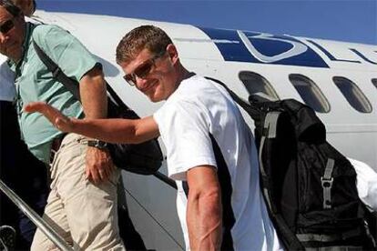 Floyd Landis sube al avión que trasladó a su equipo desde Lorient hasta Burdeos.