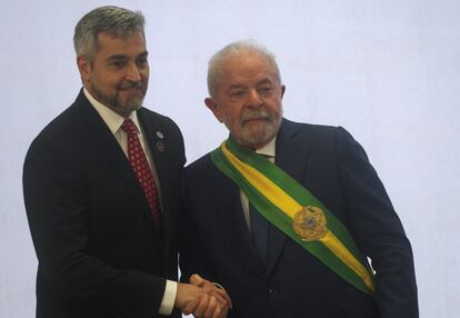 Lula con el presidente de Paraguay, Mario Abdo Benítez, este domingo.