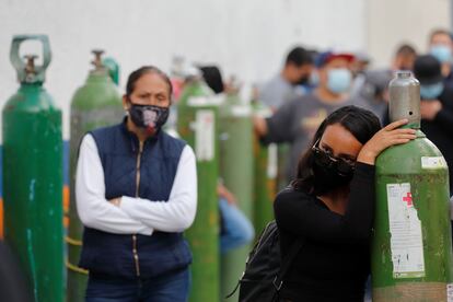Decenas de personas esperan turno para cargar oxígeno en Guadalajara, el pasado 19 de enero.