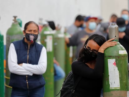 Decenas de personas esperan turno para cargar oxígeno en Guadalajara, el pasado 19 de enero.