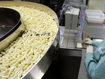 Una operaria supervisa la producción de fármacos.
