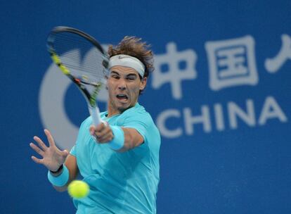 Nadal golpea la pelota durante el partido ante Giraldo.