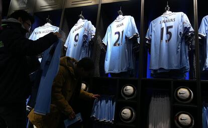 La tienda oficial del Manchester City con las camisetas de Álvaro Negredo, David Silva y Jesús Navas.