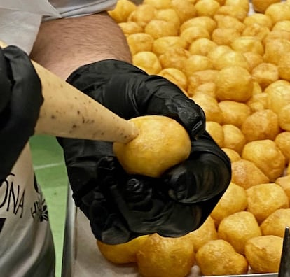 Rellenando de los buñuelos con crema de avellanas. J.C. CAPEL