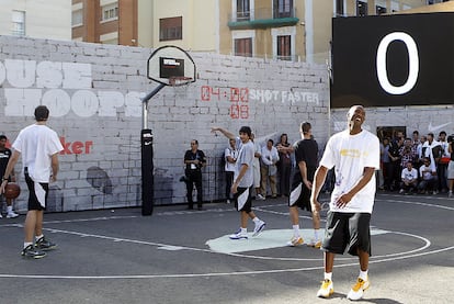 Bryant, tras meter la cesta que dio el partido a Los Angeles Lakers, junto a Gasol (de espaldas), Rubi0 y Navarro (también de espaldas).