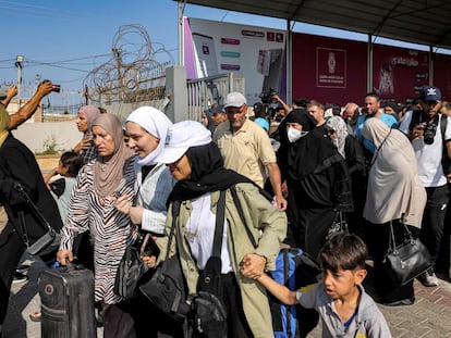 Decenas de personas cruzan este miércoles los controles fronterizos del paso de Rafah, que une Gaza con Egipto.