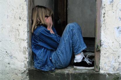 Una niña se siente triste.