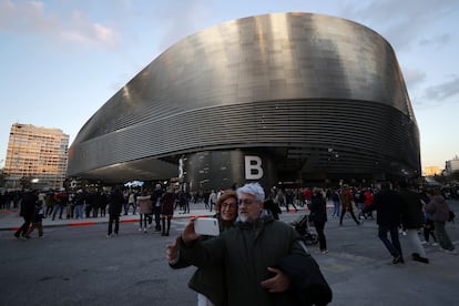 Dos aficionados del Real Madrid se fotografían en el exterior del estadio Santiago Bernabéu el 2 de diciembre de 2023.