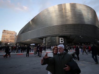 Dos aficionados del Real Madrid se fotografían en el exterior del estadio Santiago Bernabéu el 2 de diciembre de 2023.