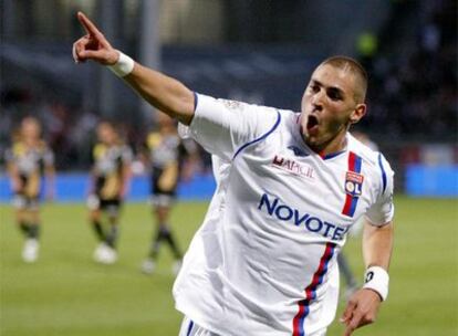 Benzema celebra un gol con el Olympique de Lyon.