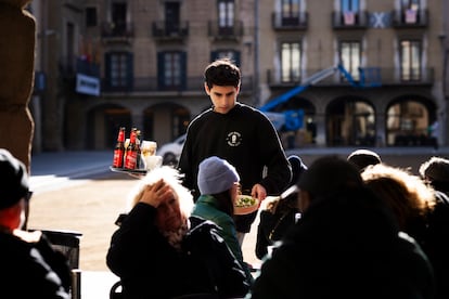 Un camarero atiende las mesas en la Plaza Mayor de Vic (Barcelona), este lunes.