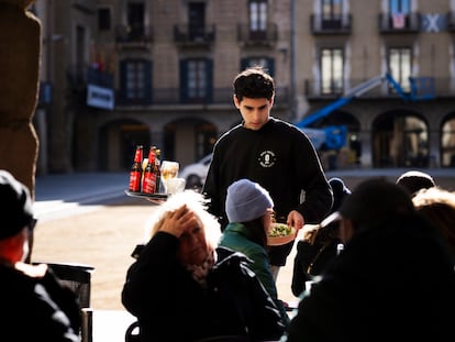 Un camarero atiende las mesas en la Plaza Mayor de Vic (Barcelona), este lunes.