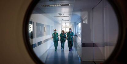 Sanitarios en la UCI del Hospital San Pedro de Logroño.