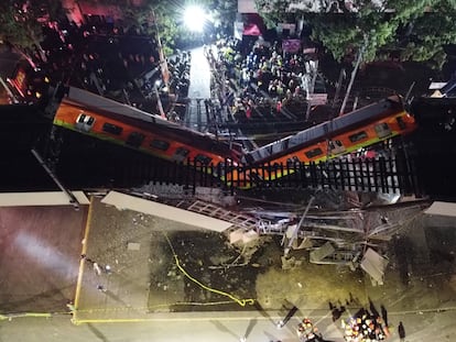 Vista aérea del colapso de los vagones de la Línea 12 del metro, la noche del lunes 3 de mayo de 2021, en la Ciudad de México (México).