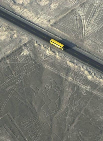 Un autobús recorre la carretera Panamericana que cruza las Líneas de Nazca, en Perú.