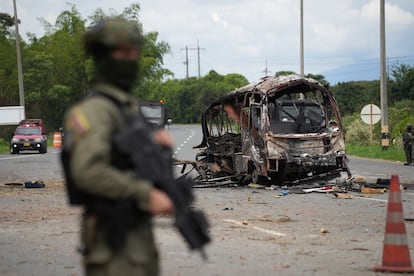 Escombros de un autobús incinerado en Villa Rica, en uno de los atentados simultáneos del EMC el 10 de junio de 2025