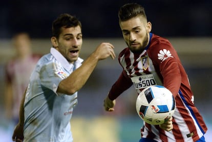 Yannick Ferreira Carrasco (d) Jonny Castro disputan un balón en la ida de cuartos de final de la Copa del Rey.