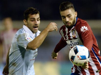 Yannick Ferreira Carrasco (d) Jonny Castro disputan un balón en la ida de cuartos de final de la Copa del Rey.