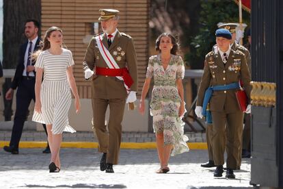 Los reyes Felipe VI y Letizia, junto a la infanta Sofía, a su llegada este miércoles a la Academia Militar de Zaragoza. 
