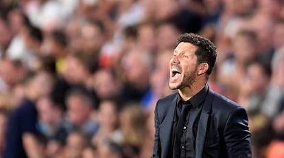 Simeone contra o PSV.