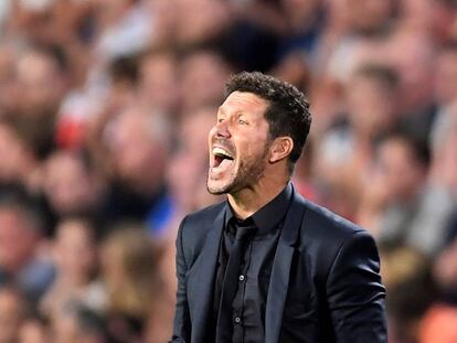 Simeone contra o PSV.