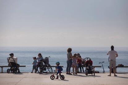 Molts nens s'han apropat a la platja en el seu primer dia al carrer.