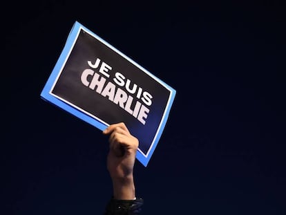 El lema 'Je suis Charlie', que surgió en apoyo de la publicación tras el atentado, en 2015.
