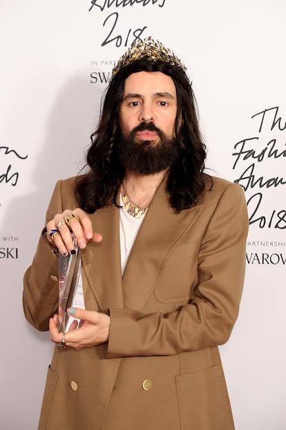 Las uñas dispares y la corona de Alessandro Michele. 