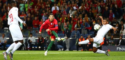 Cristiano, en el lanzamiento de su tercer gol