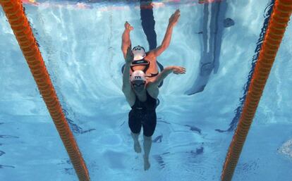 La francesa Camille Muffat nada bajo el agua durante la carrera de cien metros de estilo libre en los campeonatos del mundo de natación de Barcelona de agosto de 2013. Ella fue una de las víctimas mortales del accidente de helicóptero sucedido en Argentina el pasado 10 de marzo durante el rodaje de un programa de televisión.