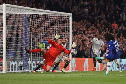 Thibaut Courtois para un balón que iba a gol a Marc Cucurella.