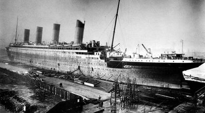 <p>Con el siglo XX llegó la combustión interna, y el desarrollo naviero hizo que empezara a importar la comodidad. El 'RMS Lusitania' y el 'RMS Mauretania', de la naviera Cunard, inauguraron una edad de oro, la de los grandes trasatlánticos. Una competencia por el lujo y el tamaño que tiene como referente el 'Titanic', cuyo hundimiento supuso un paso adelante para mejorar no solo la seguridad, sino la construcción y el diseño de los buques.</p> <p>En la imagen, la construcción del 'Titanic', entre 1911 y 1912.</p>