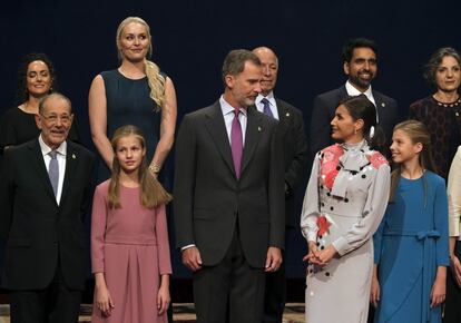 Los Reyes junto a sus hijas en la foto de familia con los galardonados en los premios Princesa de Asturias. 