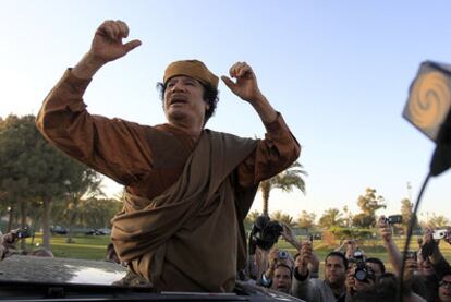 Muammar Gadafi anima a sus defensores tras reunirse con los representantes de la Liga Árabe en Trípoli, el 10 de abril de 2011.