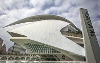 El Palau de les Arts en la que se observan hoy los abombamientos del revistimeinto de la cubierta.